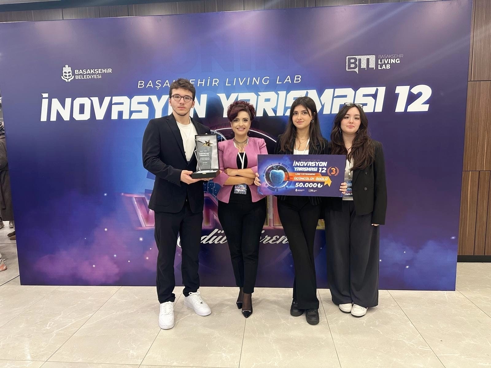 BAŞAKŞEHİR 12. LIVING LAB İNOVASYON YARIŞMASI’NDA BAŞKANIMIZ DOÇ. DR. YELİZ DOĞAN MERİH VE EKİBİ  ÖDÜLE LAYIK GÖRÜLDÜ